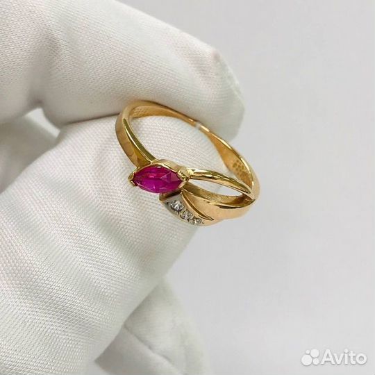 Кольцо с синтетическим камнем Золото