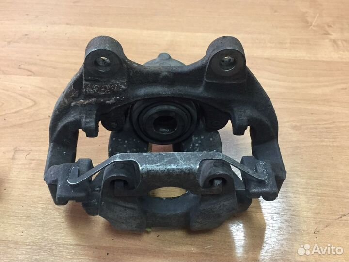 Суппорт задний левый Mercedes E-Class 2009-2016