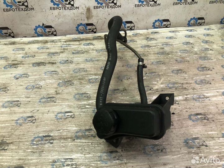 Бачок гура передний Mitsubishi Carisma седан