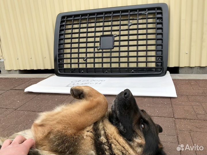 Решетка радиатора Volvo VNL 670-780 черная