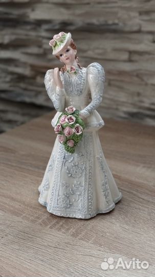 Фигурка девушка с букетом