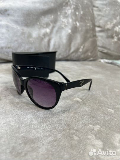 Солнцезащитные очки Prada