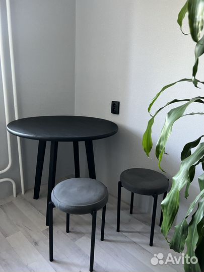 Стол и табуреты