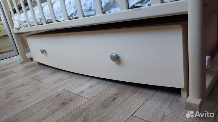 Детская кроватка с маятником