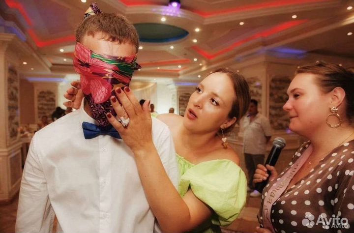 Поющая ведущая диджей