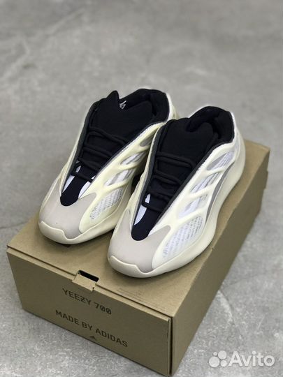Adidas Yeezy 700