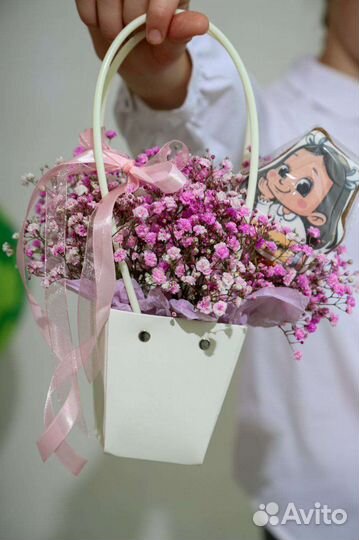 Композиция из цветов в сумочке на 1 сентября