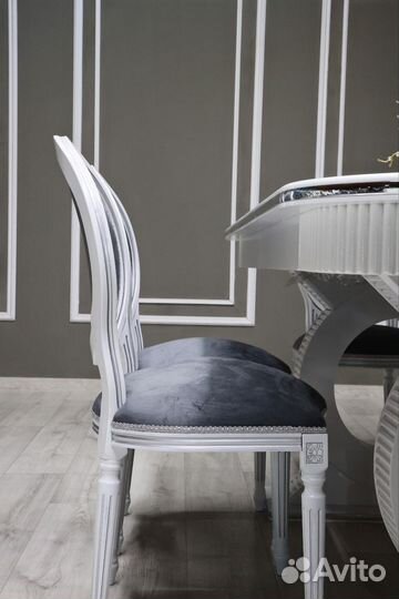 Стол и стулья