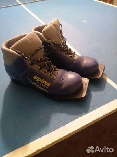 Лыжные ботинки и лыжи