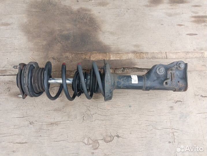 Стойка амортизатора передняя правая Honda Civic 8