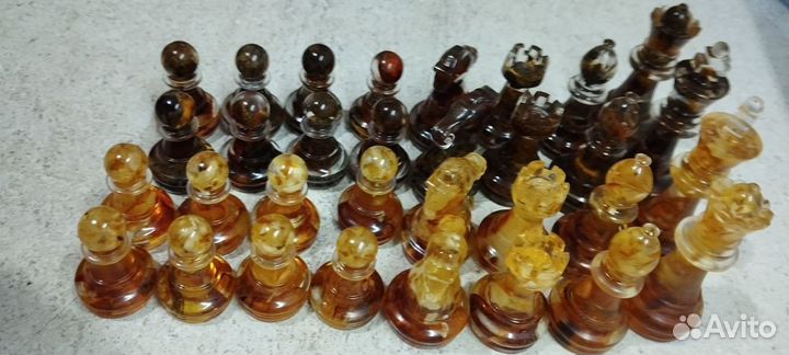 Шахматные фигуры янтарные