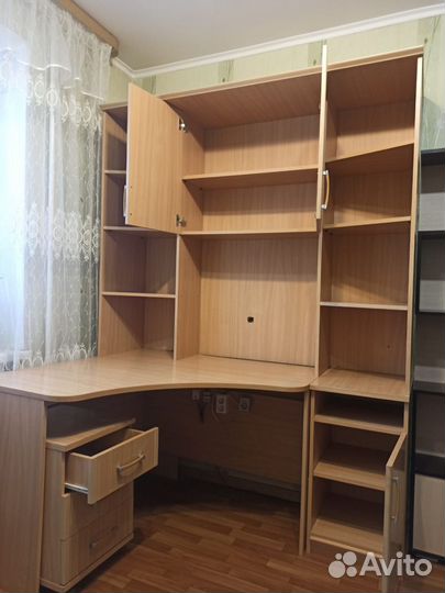 Угловой письменный стол с полками