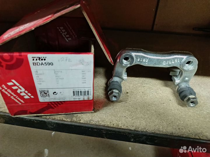 Скоба суппорта задняя, правая TRW BDA590