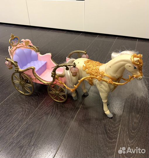 Лошадь с каретой, ржёт, ходит, но прихрамывет