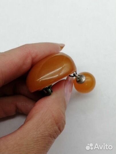 Брошь из прессованного янтаря СССР 