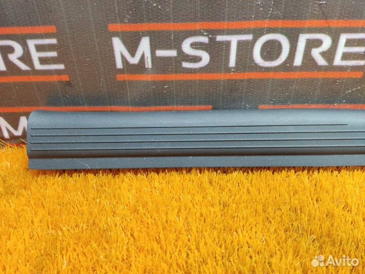 Накладка на порог салона передняя правая