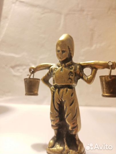 Мальчик с ведрами