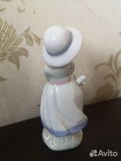 Статуэтка фарфор