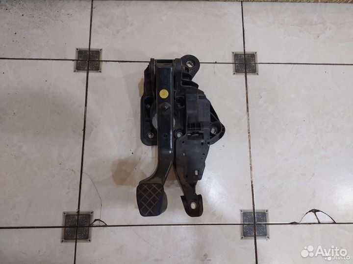 Педаль тормоза Skoda Rapid