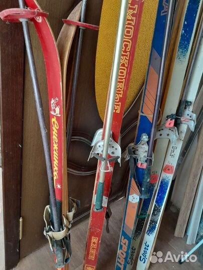 Лыжи беговые пять пар с палками