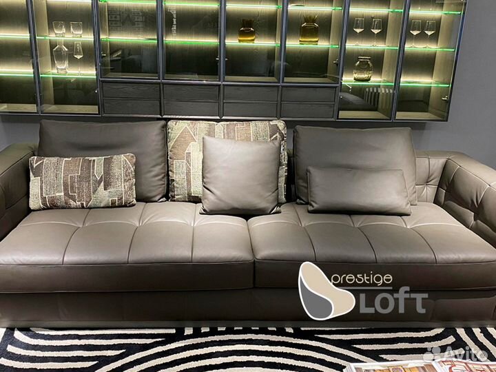 Диван прямой трехместный