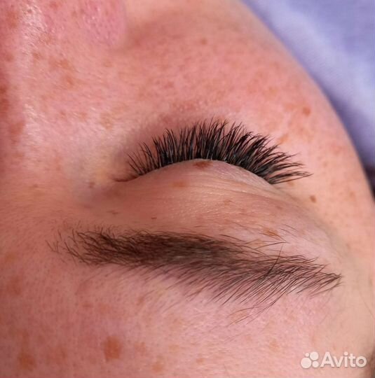 Наращивание ресниц и оформление бровей