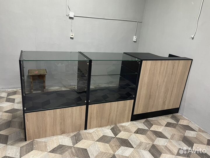 Витрины для табака и кассовый прилавок