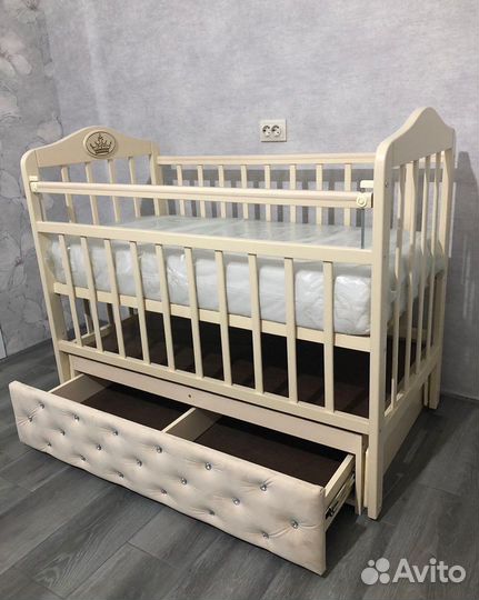 Детская кроватка с маятником и ящиком