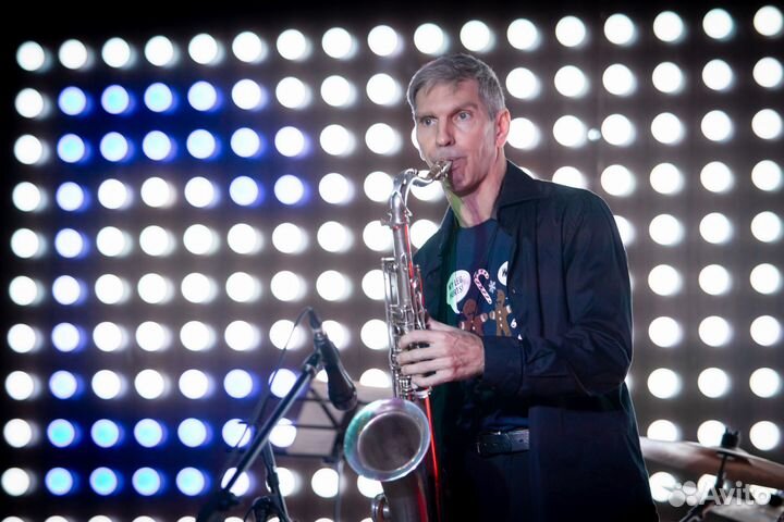 Саксофонист на праздник