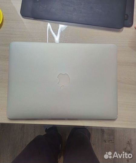 Apple MacBook Air (13-inch, Early 2014)
