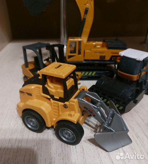 Экскаватор игрушка строительная техника
