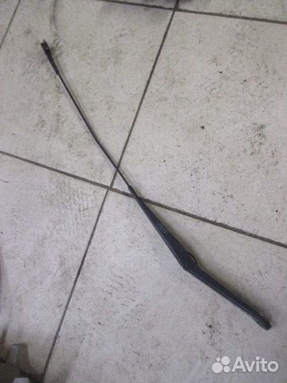 Поводок стеклоочистителя передний правый Ford Focu