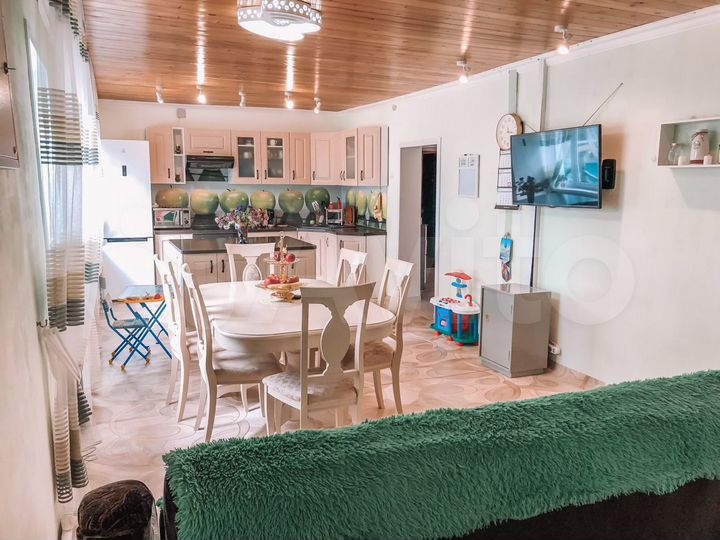 Дом 298 м² на участке 17,5 сот.