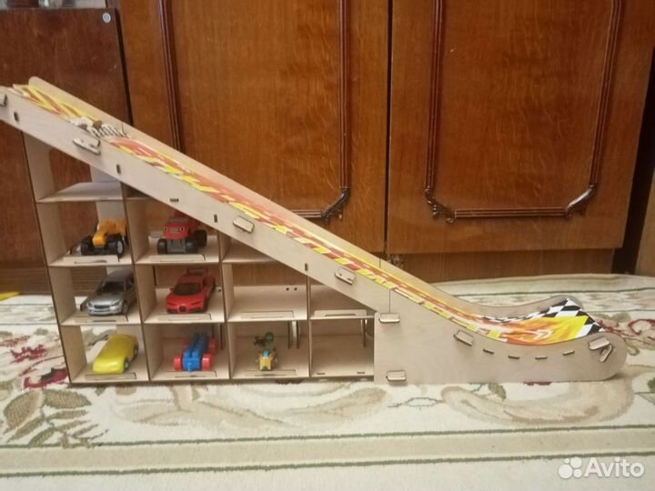 Игровой трек с гаражом