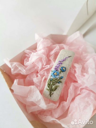 Заколка клик-клак с вышивкой