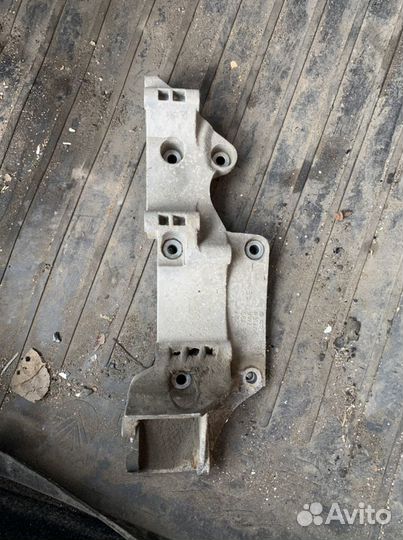 Кронштейн генераторa Skoda Octavia A4