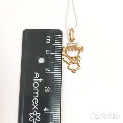 Золотая подвеска с камнем