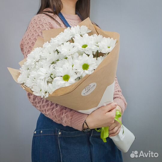 Букет из 7 кустовых хризантем в крафте, цветы дост