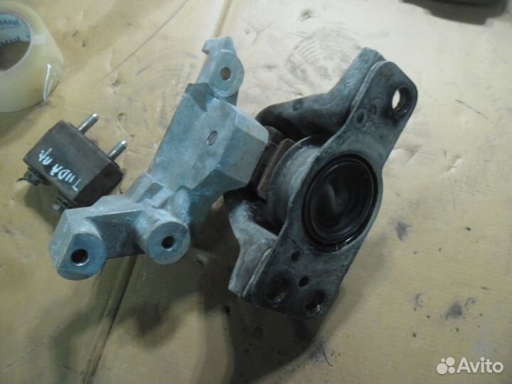 Nissan Tiida Ниссан Тиида опора двс правая