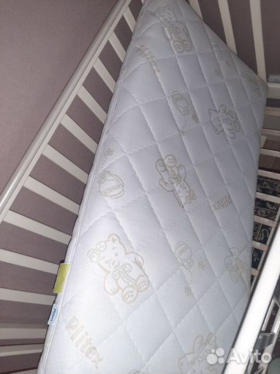 Детская кроватка с маятником