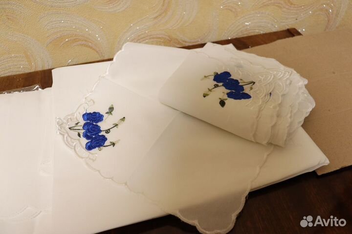 Белоснежная скатерть с салфетками