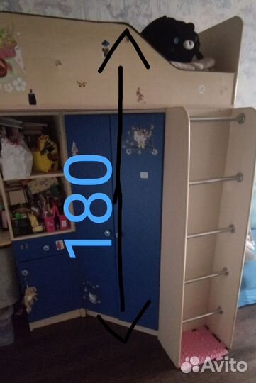 Детская кровать чердак со столом и шкафом