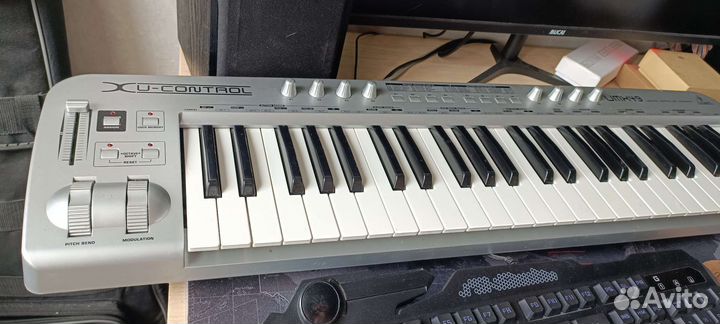 Синтезатор behringer