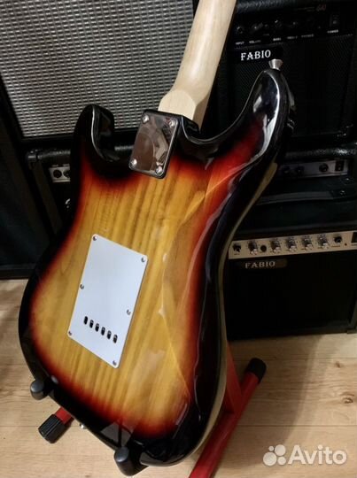 Электрогитара Stratocaster + Комбоусилитель 20 Ват