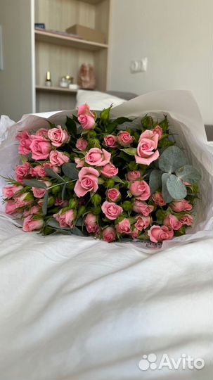 Букет из кустовых роз с оформлением