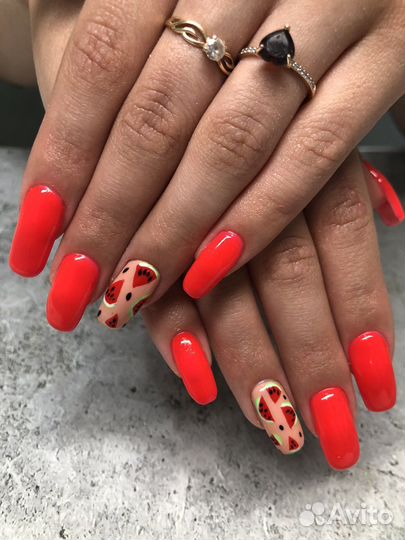 Мастер маникюра и педикюра в салоне