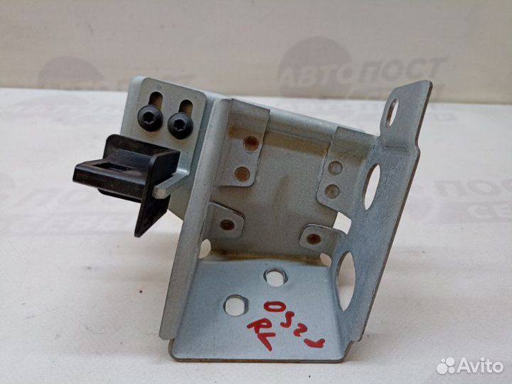 Кронштейн полки багажника левый Volkswagen Touareg