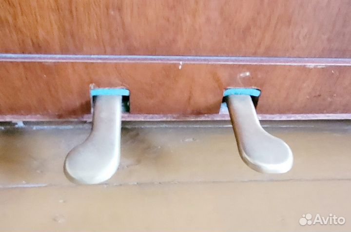 Пианино красный октябрь