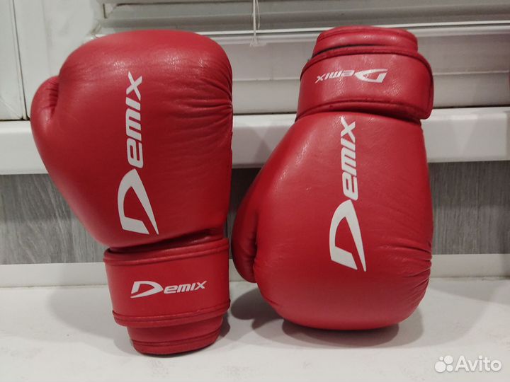 Боксерские перчатки и шлем