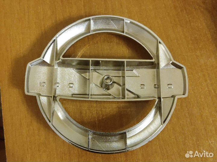 Шильдик на Nissan